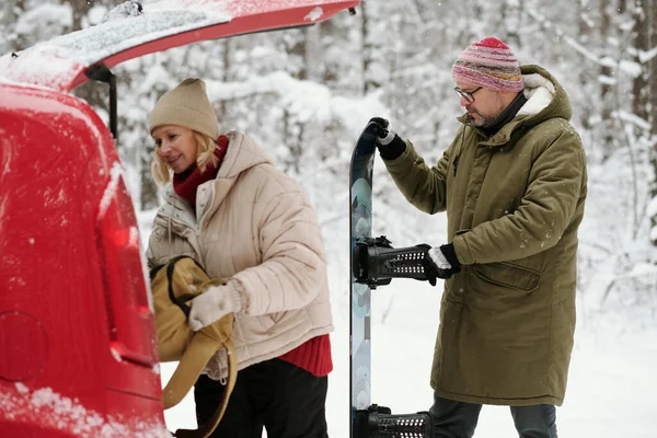 Senior Aktiv Man Med Snowboard Står Bakom Sin Fru Sätta — Stockfoto