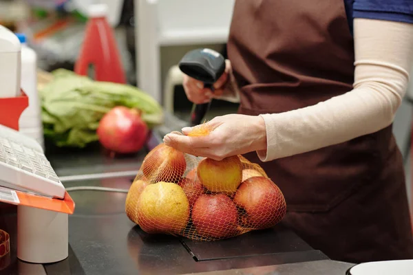 Zbliżenie Kobiet Kasjer Skanowania Etykieta Kosztów Opakowaniu Czerwonych Dojrzałych Jabłek — Zdjęcie stockowe