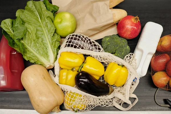 超级市场结帐线上的新鲜蔬菜和水果 纸袋中的小麦面包和塑料瓶概览 — 图库照片