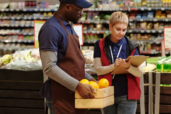 Supermarktverwalter Macht Sich Notizen Dokument Während Der Lebensmittelabteilung Einer Verkäuferin — Stockfoto