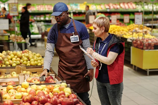 Reife Verkaufsberaterin Macht Sich Notizen Während Ihr Kollege Supermarkt Frische — Stockfoto