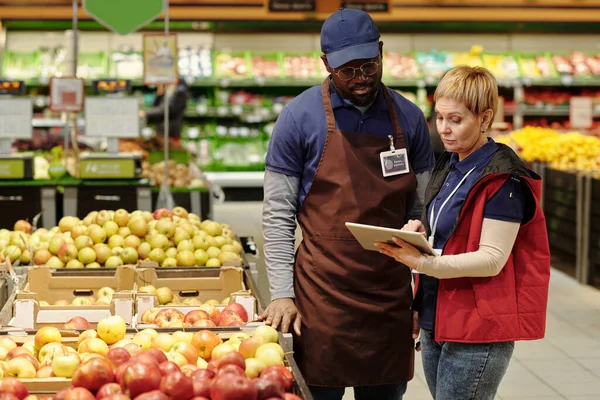 Confident Mature Manager Supermarket Making Presentation African American Male Sales — Stock Photo, Image