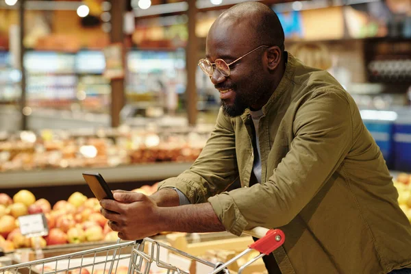 Feliz Joven Afroamericano Comprador Masculino Con Carrito Compra Teléfono Inteligente — Foto de Stock