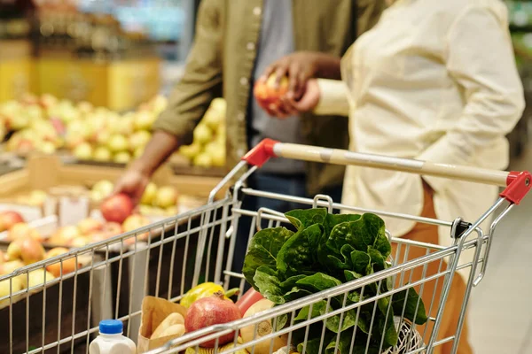Selektiver Fokus Auf Den Einkaufswagen Mit Frischem Obst Und Gemüse — Stockfoto