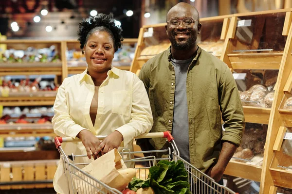 Jeune Couple Afro Américain Tenue Décontractée Debout Dans Supermarché Contre — Photo