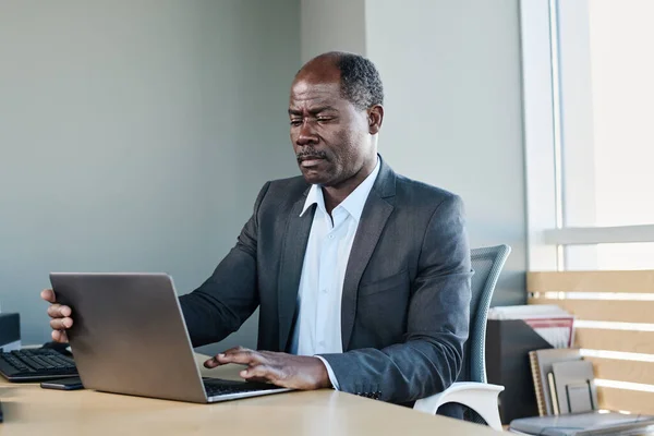 Doświadczony Dyrektor Firmy Biznesowej Siedzi Miejscu Pracy Przed Laptopem Biurze — Zdjęcie stockowe