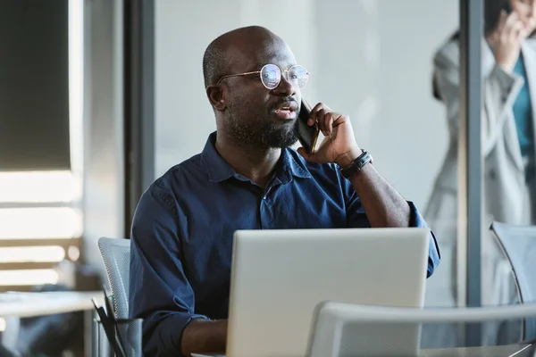 Zelfverzekerde Afro Amerikaanse Werknemer Maakt Afspraak Met Klant Mobiele Telefoon — Stockfoto