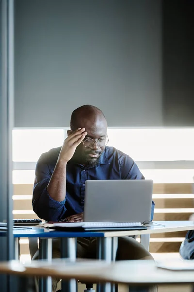 Sério Jovem Afro Americano Ceo Sentado Frente Laptop Escritório Comunicando — Fotografia de Stock
