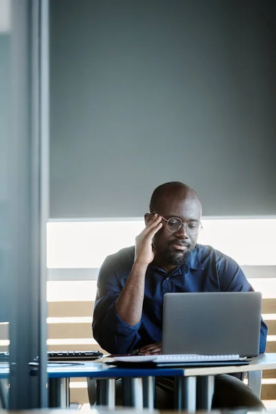 Jovem Empreendedor Masculino Sério Olhando Para Tela Laptop Enquanto Assiste — Fotografia de Stock