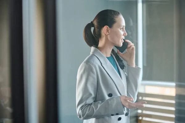 Ung Självsäker Kvinnlig Advokat Ljusgrå Kostym Talar Med Klienten Mobilen — Stockfoto