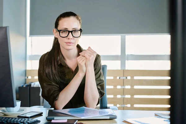 Jovem Chefe Feminina Confiante Administradora Empresa Óculos Roupas Espertas Sentadas — Fotografia de Stock