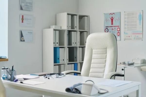 Leere Arztpraxis Mit Arbeitsplatz Des Arztes Bestehend Aus Schreibtisch Und — Stockfoto