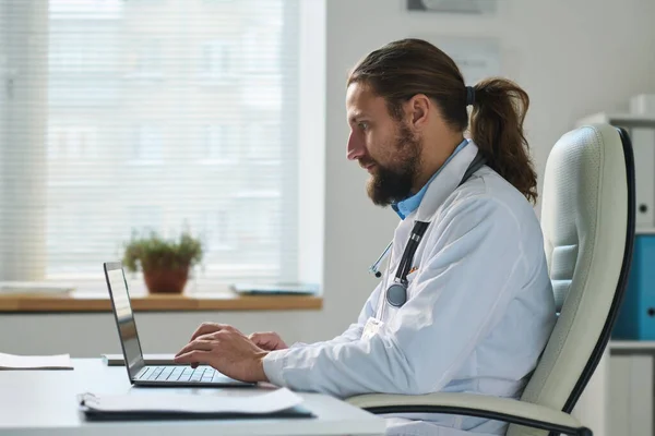 Side View Young Serious Male General Practitioner Consulting Online Patients — Stock Photo, Image