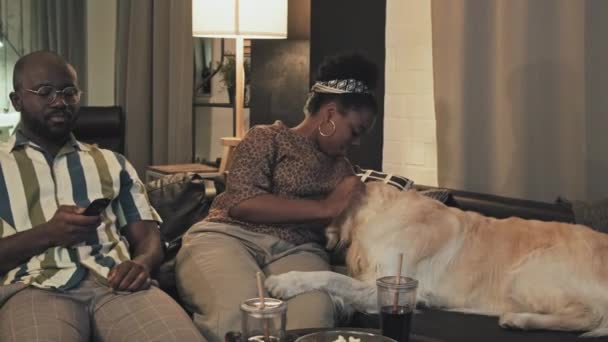 Sledování Vlevo Afroamerických Rodinných Párů Relaxujících Gauči Sledování Televize Obývacím — Stock video
