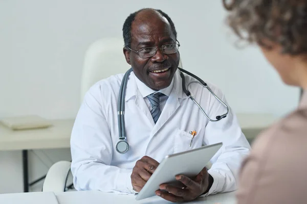 Boldog Érett Orvos Tabletta Adja Meg Személyes Adatokat Női Beteg — Stock Fotó