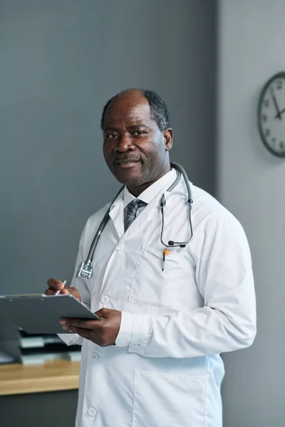 Sebevědomý Zralý Afroameričan Lékař Laboratorním Plášti Stetoskopem Krku Držící Lékařský — Stock fotografie