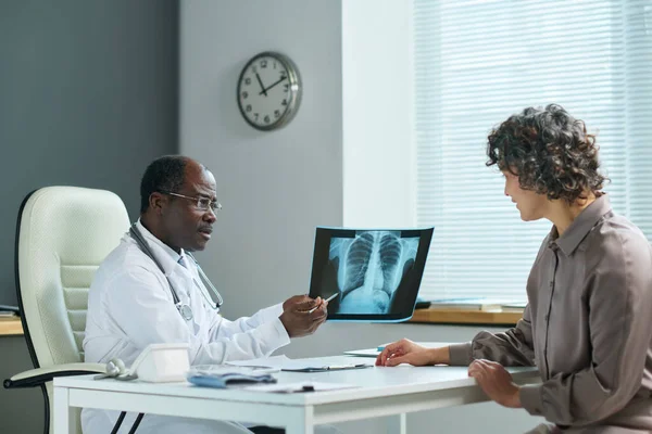 Médico Maduro Apontando Para Resultado Radiografia Pulmonar Explicando Para Paciente — Fotografia de Stock