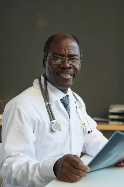 Doświadczony Afro Amerykański Radiolog Prześwietleniem Płuc Pacjent Patrzący Uśmiechem Aparat — Zdjęcie stockowe