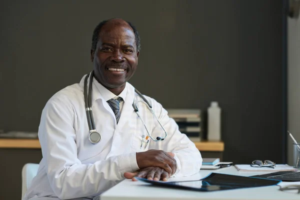 Επιτυχημένος Αφροαμερικανός Ώριμος Γιατρός Εργαστηριακή Ποδιά Κάθεται Στο Χώρο Εργασίας — Φωτογραφία Αρχείου