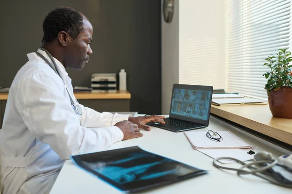 Komoly Érett Afro Amerikai Férfi Radiológus Munkahelyen Előtt Laptop Egy — Stock Fotó