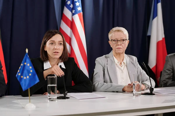 Unge Kvindelige Repræsentanter Den Europæiske Union Taler Mikrofon Mens Sidder - Stock-foto
