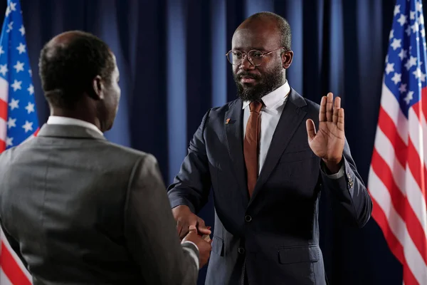 Ernsthafter Junger Afroamerikanischer Präsident Spricht Amtseid Mit Der Rechten Hand — Stockfoto