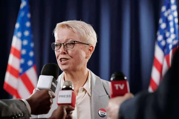 Loira Madura Mulher Deputado Delegado Americano Falando Microfones Mantidos Por — Fotografia de Stock