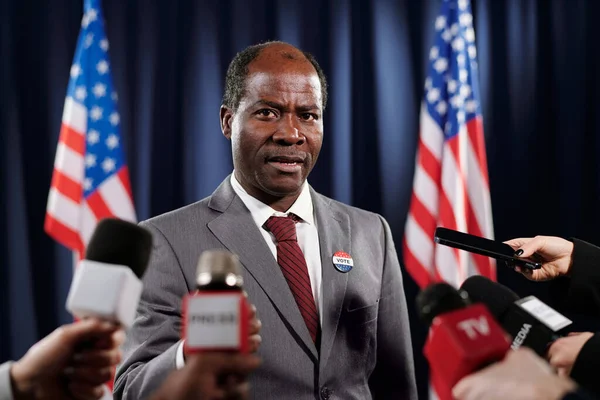 Reifer Afroamerikanischer Abgeordneter Formalbekleidung Spricht Während Einer Pressekonferenz Oder Eines — Stockfoto