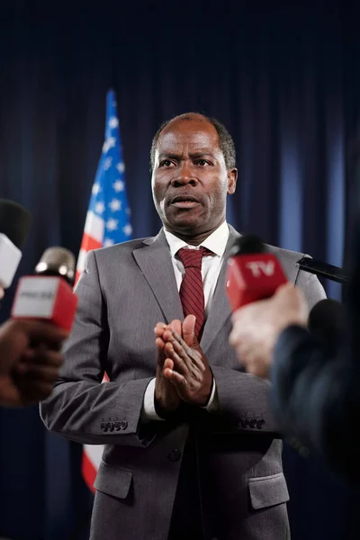 Reifer Afroamerikanischer Abgeordneter Formalbekleidung Hält Die Hände Zusammen Während Journalisten — Stockfoto