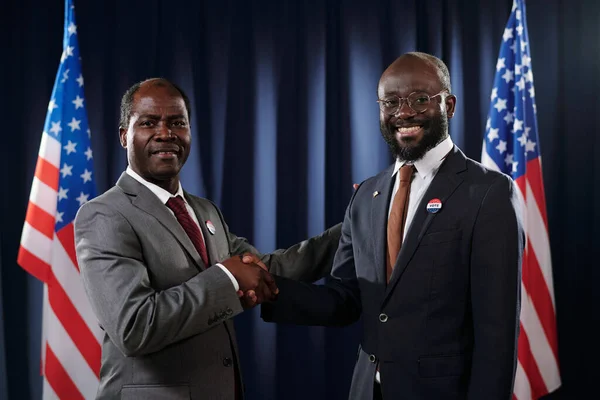 Zwei Erfolgreiche Afroamerikanische Politiker Formalbekleidung Schütteln Hände Und Blicken Lächelnd — Stockfoto