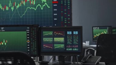 Borsa şirketinin modern ofisindeki bilgisayar ekranlarında para birimi grafikleri ve grafikleri çekilen kimse yok.