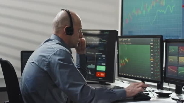 Medium Shot Modern Mature Stock Trading Specialist Wearing Headphones Microphone — Stock Video