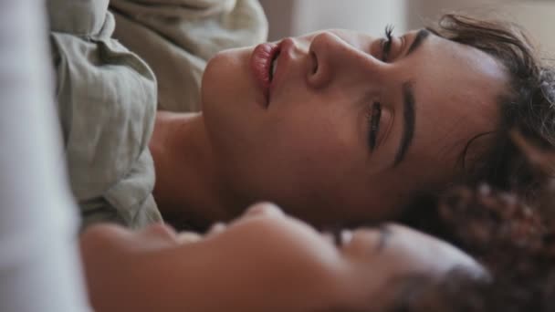 침대에서 편안하게 레즈비언 여성들의 다물고 이야기하는 — 비디오