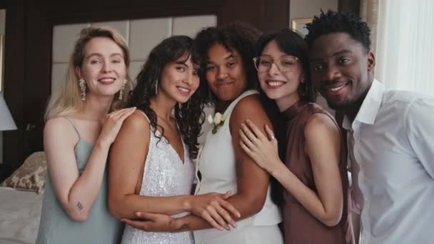 Heureux Couple Lesbienne Ethniquement Diversifié Dans Des Vêtements Mariage Élégants — Video