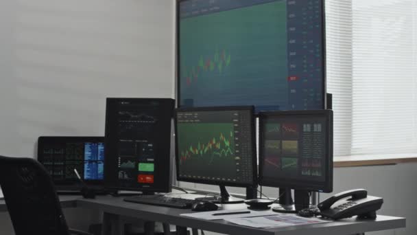 Horizontal People Shot Stock Currency Trading Agents Workspace Desktop Computer — Vídeo de Stock