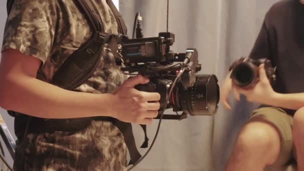 카메라 마운트가 배낭을 사용하여 비디오를 만드는 비디오 카메라 — 비디오