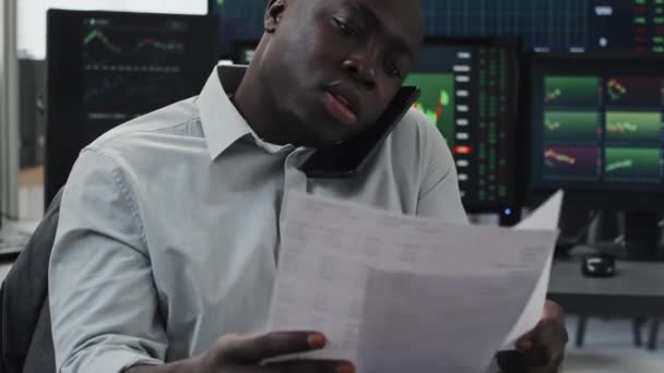 Střední Close Náklon Mladého Afroameričana Pracující Jako Obchodník Akciemi Sedí — Stock video