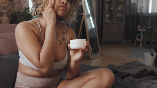 Lento Tiro Médio Movimento Jovem Mulher Negra Sentada Cama Quarto — Vídeo de Stock
