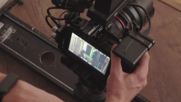 Blick Von Oben Auf Unkenntlich Gemachte Videofilmer Mit Professioneller Kamera — Stockvideo