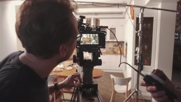 跟踪在专业摄像机上拍摄广告录像的剪报摄影师 采用玩具娃娃的技术 两名男女演员在银幕上清晰可见 — 图库视频影像