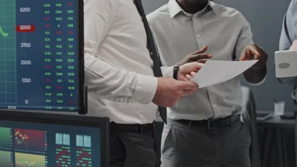 Střední Část Záběru Tří Nerozpoznatelných Mužů Spolupracujících Strategii Obchodování Akciemi — Stock video