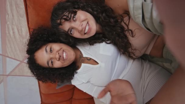 Vertikale Aufnahme Eines Jungen Lesbischen Paares Das Entspannt Hause Sitzt — Stockvideo