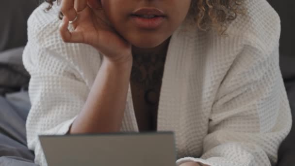 Înclinarea Aproape Tinerei Femei Negre Care Poartă Halat Relaxare Pat — Videoclip de stoc