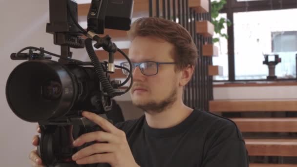 Bark Męskiego Fotografa Okularach Pomocą Kamery Wideo Domu Planie Produkcji — Wideo stockowe