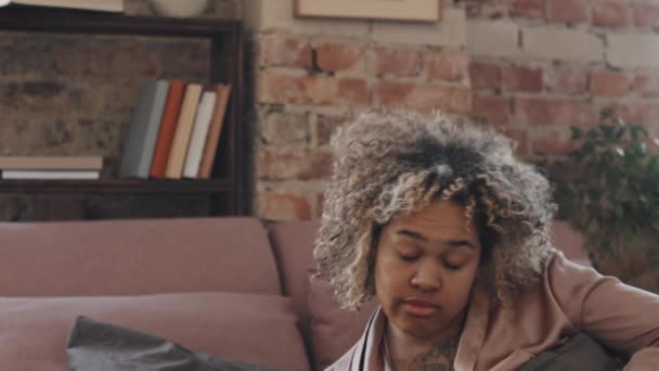 Повільний Рух Середній Знімок Молодої Чорної Жінки Шовкових Піжамах Прокидаються — стокове відео