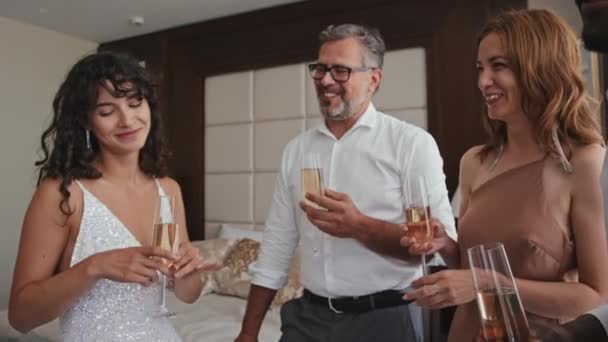 优雅的新娘和她的父母用香槟或起泡的葡萄酒碰杯 动作缓慢 — 图库视频影像