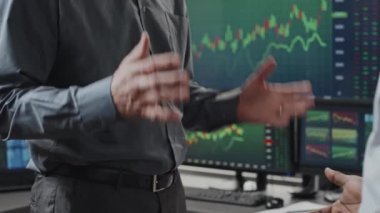 Anlaşma yaptıktan sonra el sıkışma yapan, etnik çeşitlilik açısından tanınmayan borsa danışmanı ve istemcisinin orta kesimi