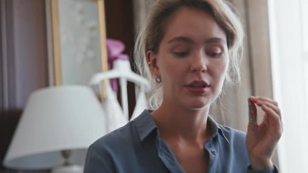 Jeune Femme Caucasienne Demandant Conseil Son Ami Lors Choix Boucles — Video