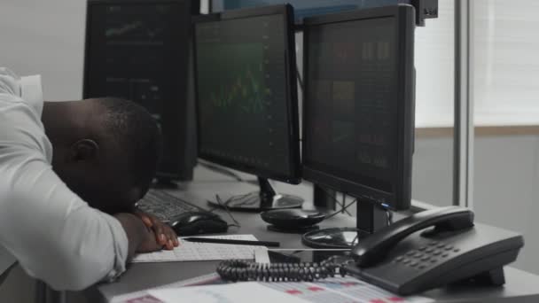 Jovem Afro Americano Trabalhando Agência Negociação Ações Experimentando Burnout Colocando — Vídeo de Stock