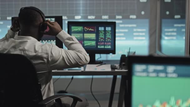 Horizontal Medium Shot Young African American Man Working Stock Trading — Stock Video